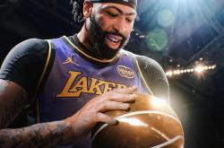 金年会sports-浓眉哥重返赛场，比赛局势复杂首场状态出色，C9观众沸腾！